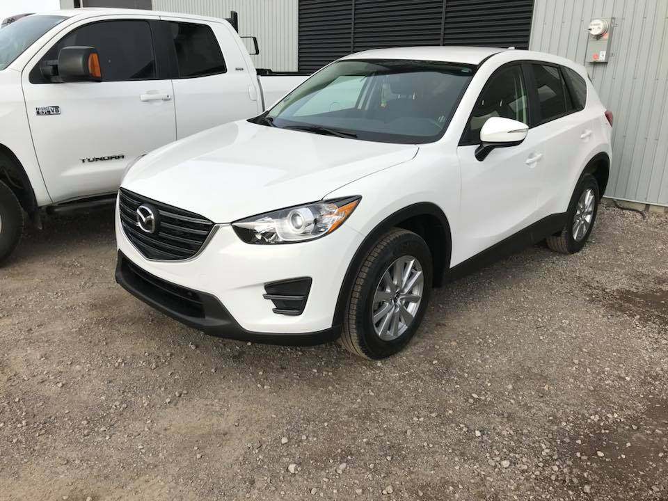 Masquage et préparation de carrosserie avant peinture dans un atelier à Alma