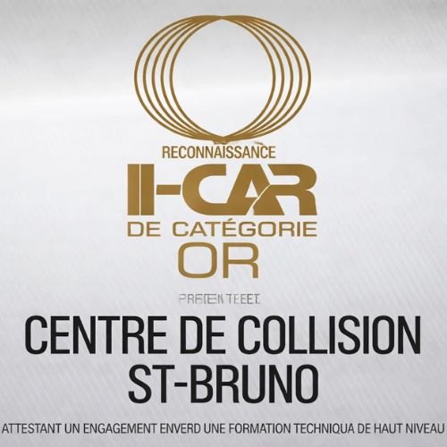 Carrossier ponçant un panneau de carrosserie dans un atelier à Alma