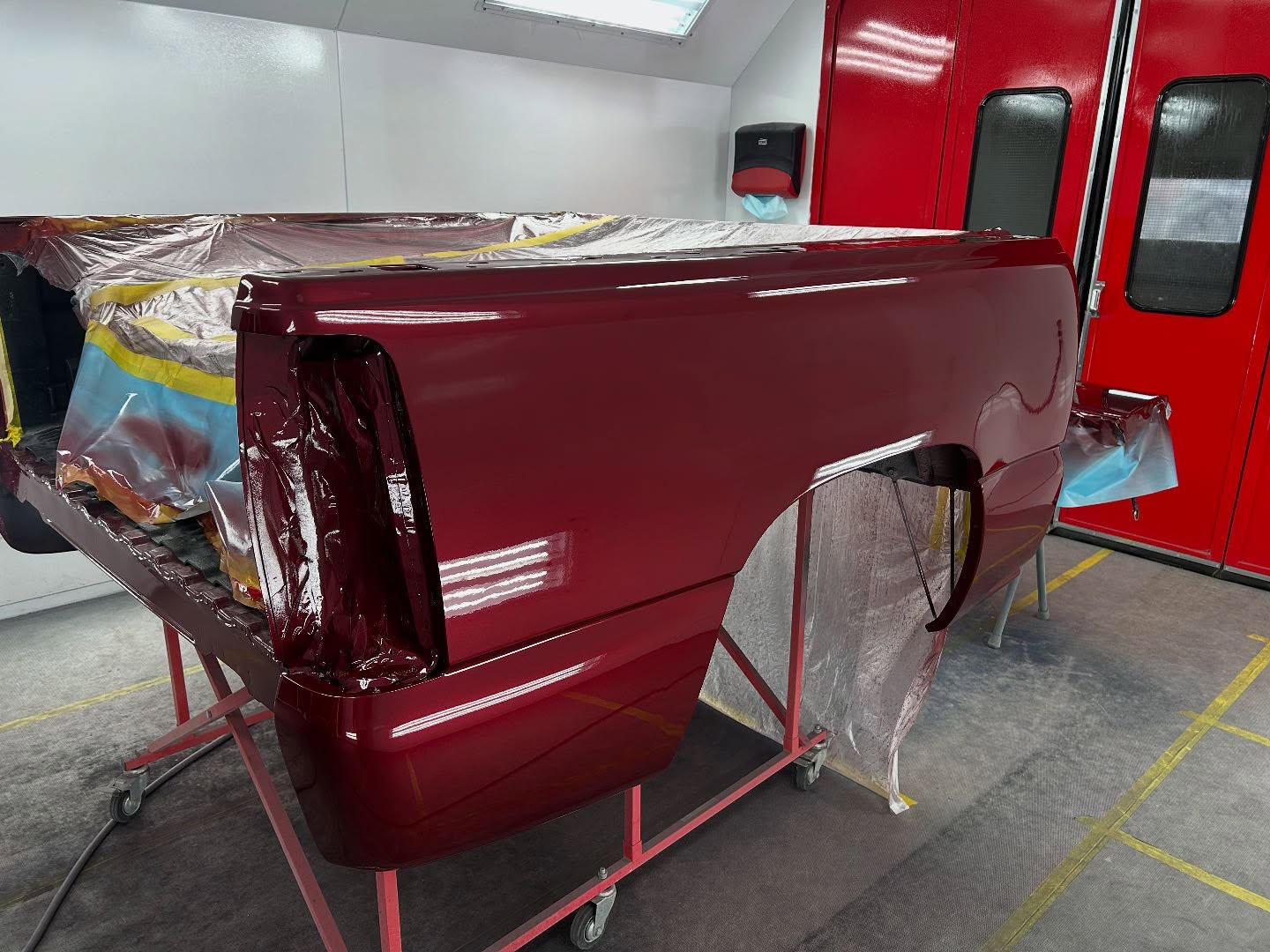 Nuancier de peinture utilisé par un carrossier en atelier à Beloeil