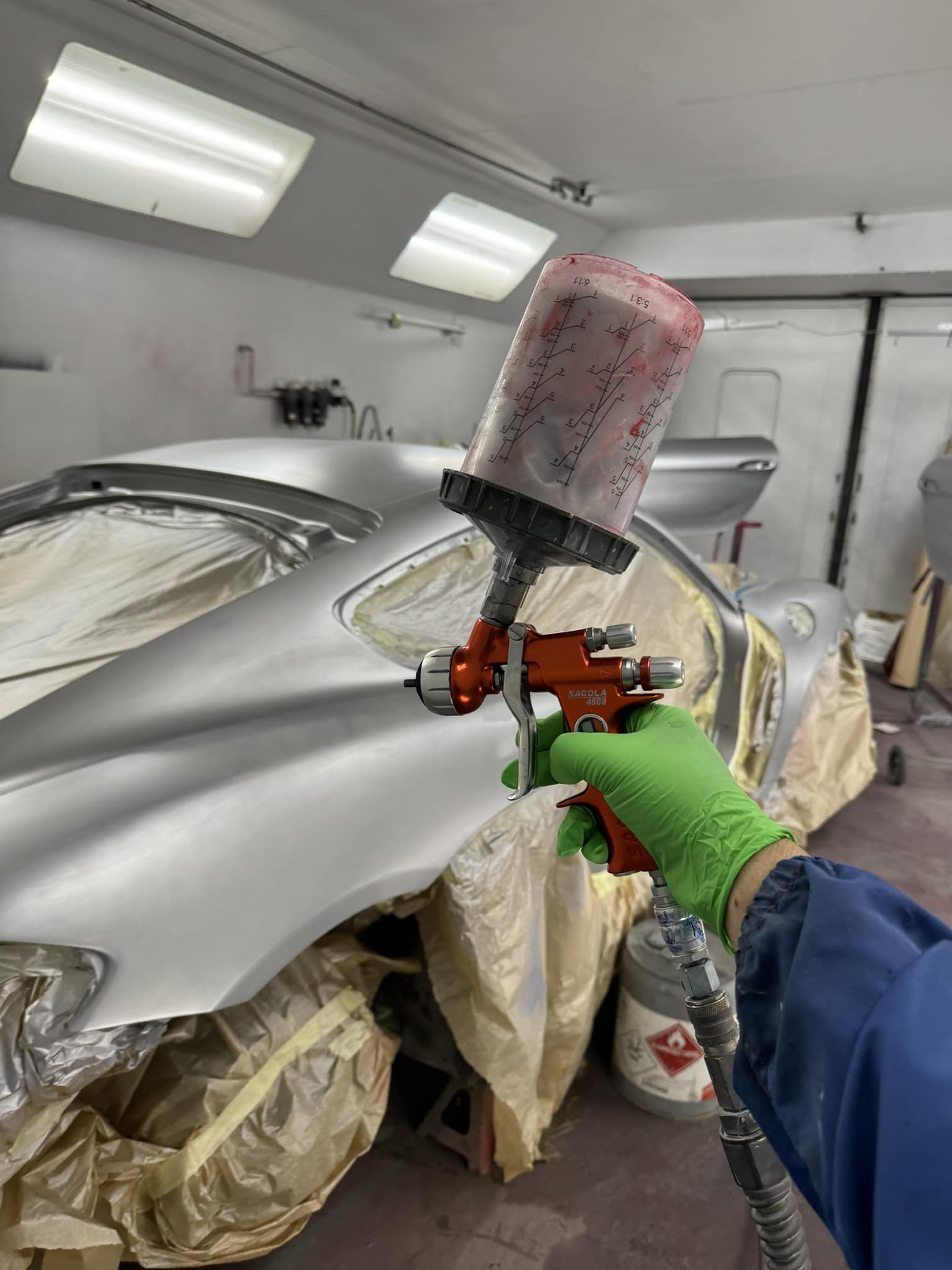 Panneaux et pare‑chocs en attente de réparation dans un atelier de carrosserie à Boisbriand 