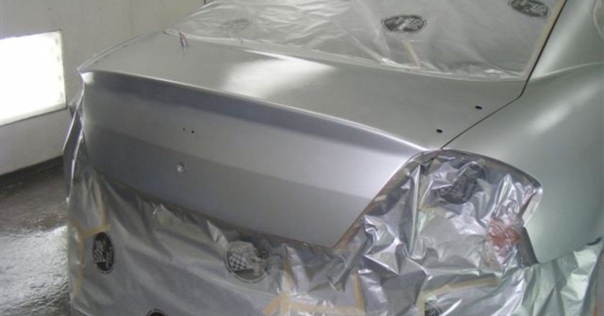 Réparation de carrosserie de camion dans un atelier professionnel à La Prairie