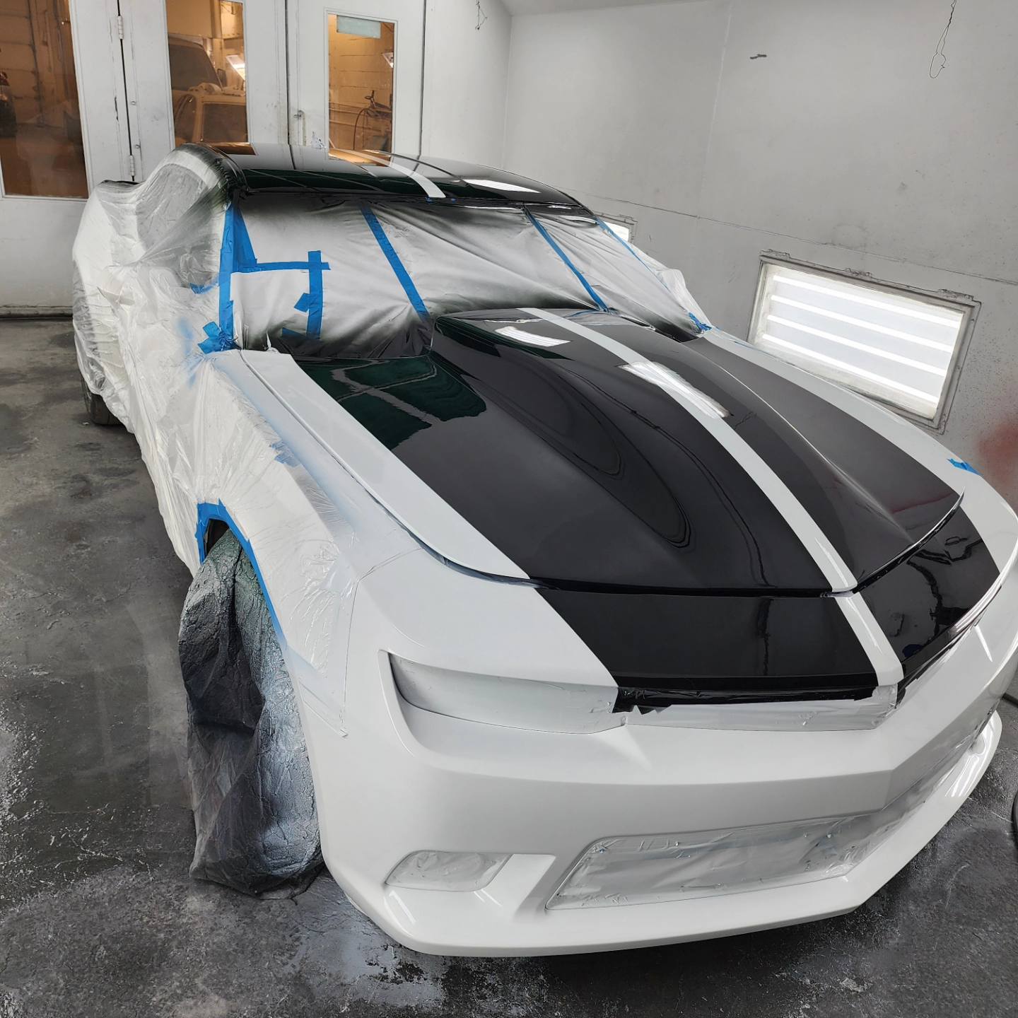 Masquage et préparation de carrosserie avant peinture dans un atelier à Lachute