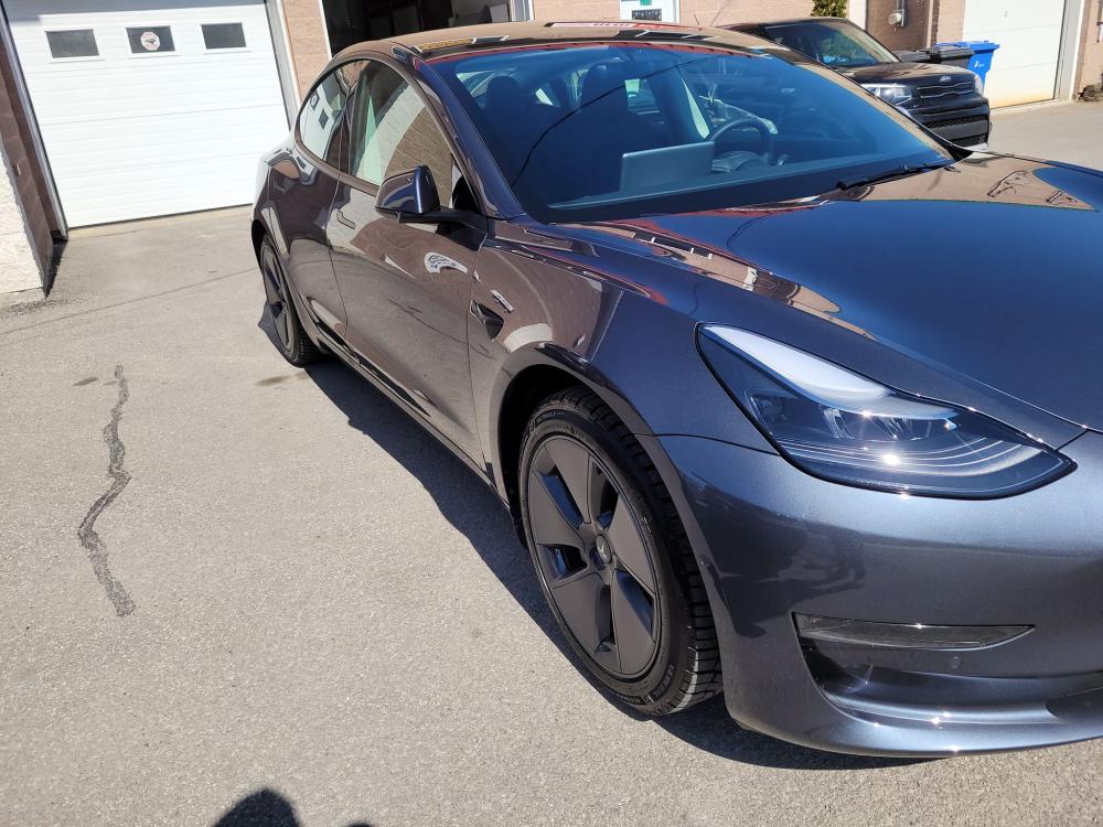 Masquage et préparation de carrosserie avant peinture dans un atelier à L'Île-Perrot