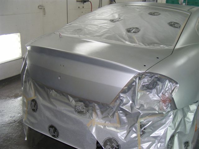 Masquage et préparation de carrosserie avant peinture dans un atelier à Longueuil