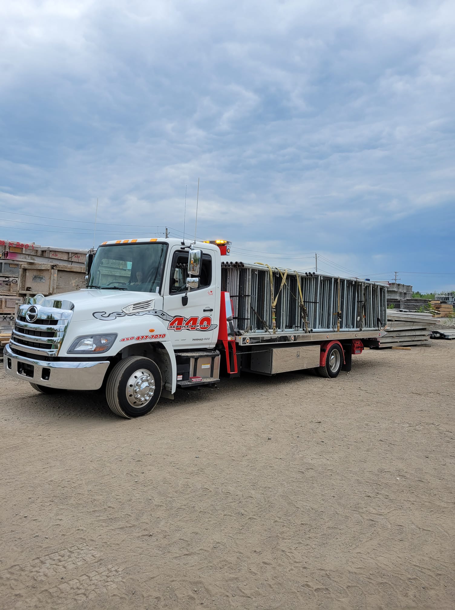 Panneaux et pare‑chocs en attente de réparation dans un atelier de carrosserie à Mascouche 