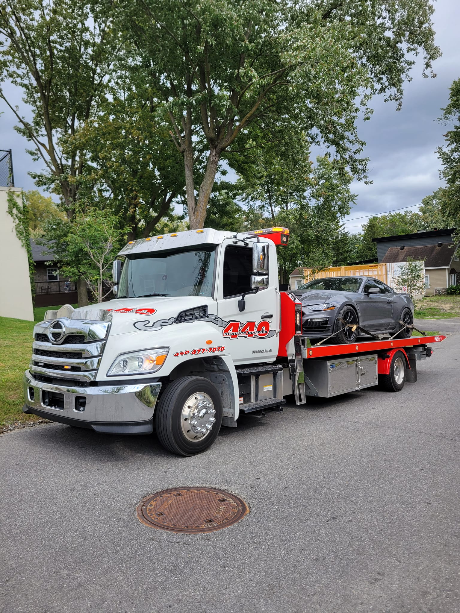 Masquage et préparation de carrosserie avant peinture dans un atelier à Mascouche