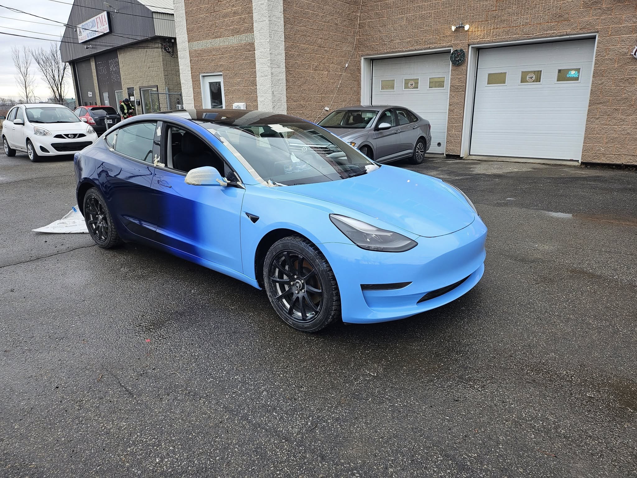 Panneaux et pare‑chocs en attente de réparation dans un atelier de carrosserie à Pincourt