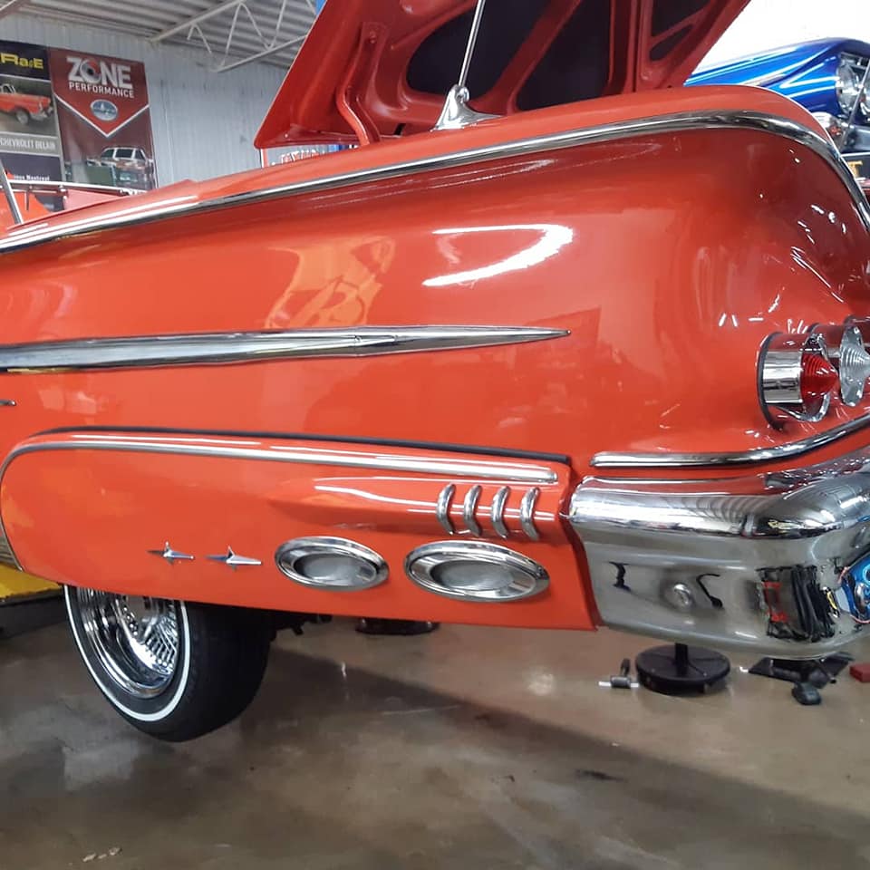 Panneaux et pare‑chocs en attente de réparation dans un atelier de carrosserie à Repentigny