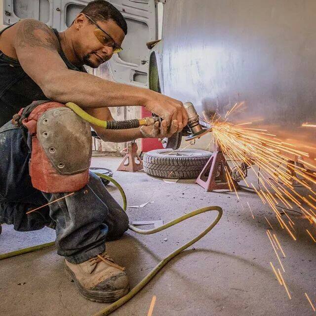 Masquage et préparation de carrosserie avant peinture dans un atelier à Repentigny