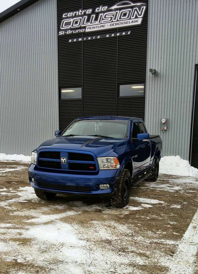 Nuancier de peinture utilisé par un carrossier en atelier à Saguenay