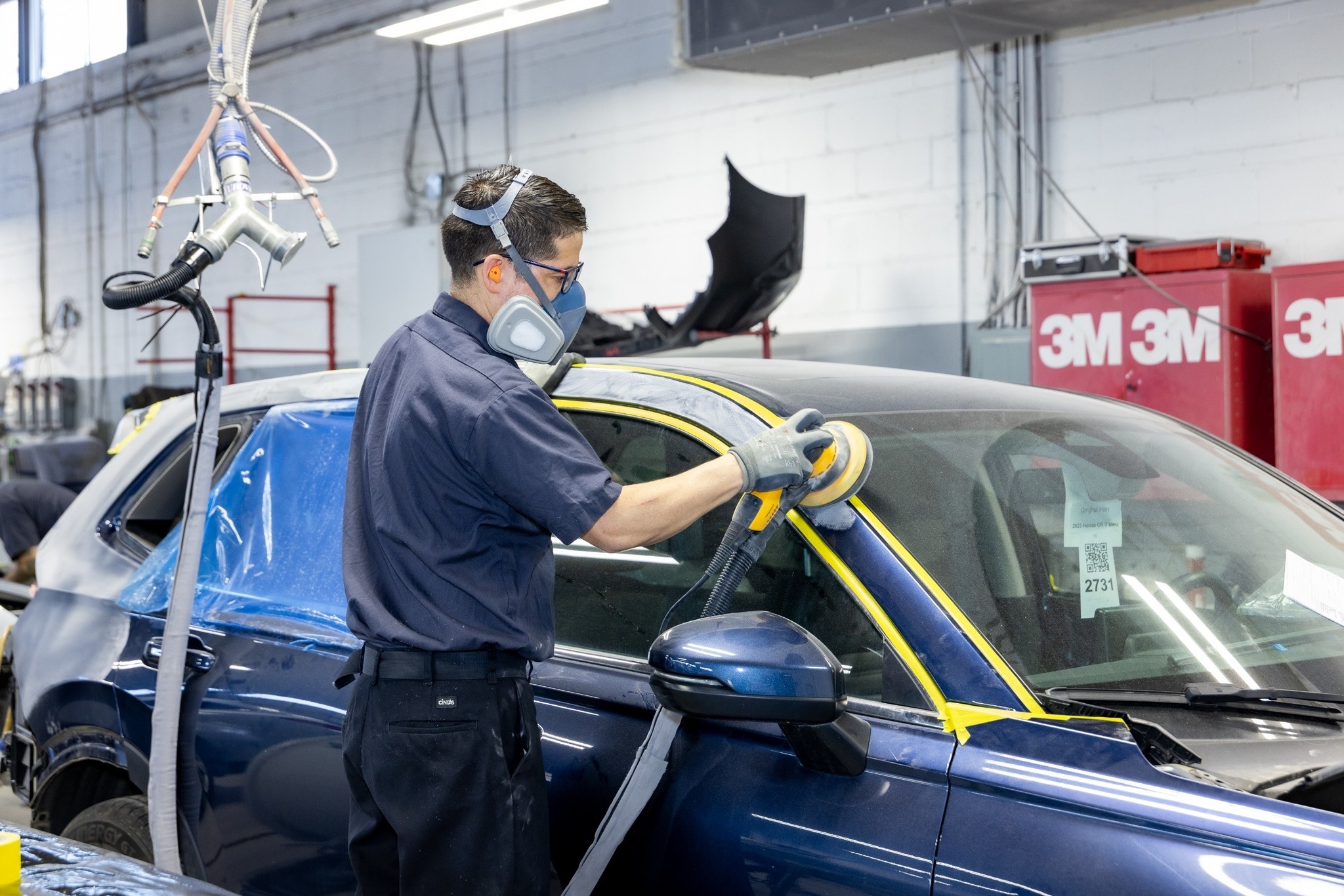 Masquage et préparation de carrosserie avant peinture dans un atelier à Saint-Georges