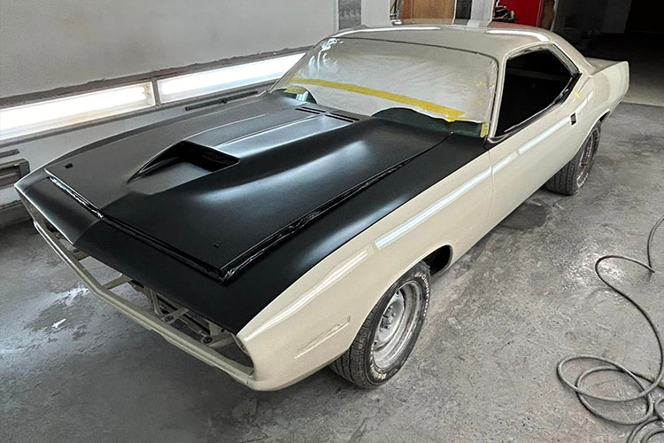 Masquage et préparation de carrosserie avant peinture dans un atelier à Sainte-Julie