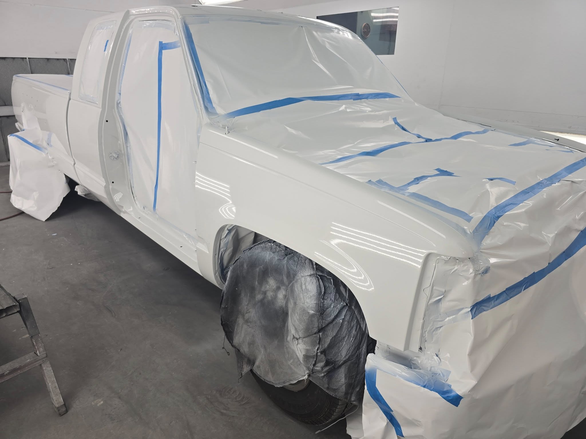 Panneaux et pare‑chocs en attente de réparation dans un atelier de carrosserie à Sainte-Marthe-sur-le-Lac