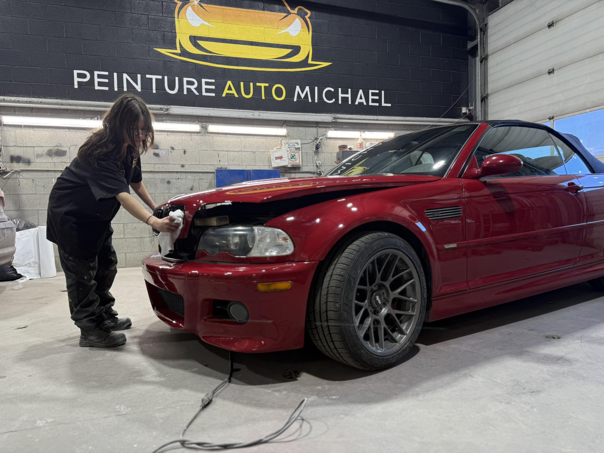 Masquage et préparation de carrosserie avant peinture dans un atelier à Sainte-Thérèse