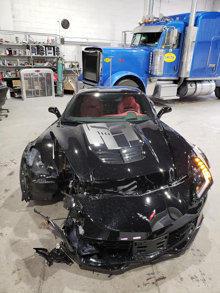 Carrossier ponçant un panneau de carrosserie dans un atelier à Terrebonne