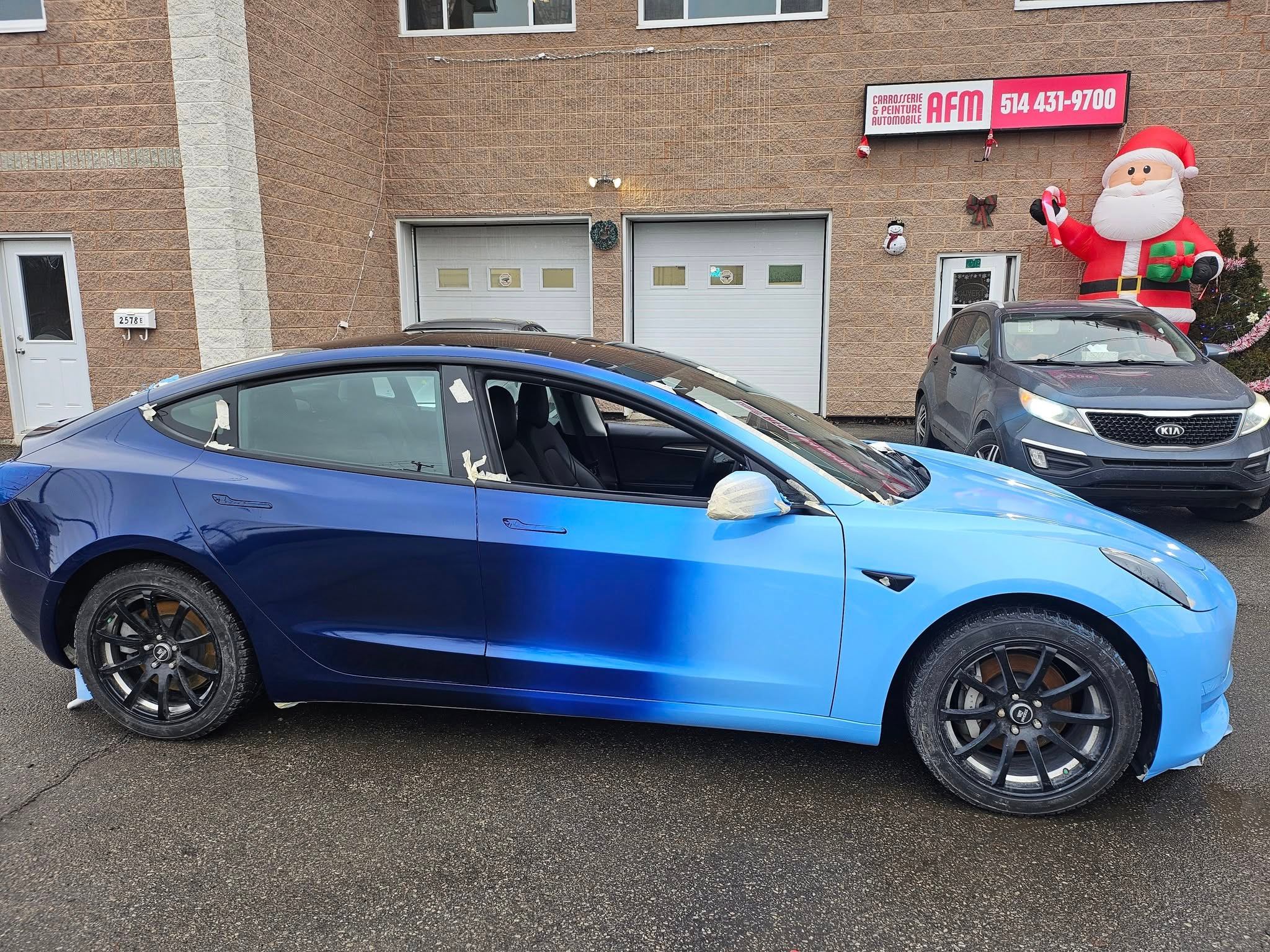 Panneaux et pare‑chocs en attente de réparation dans un atelier de carrosserie à Vaudreuil-Dorion