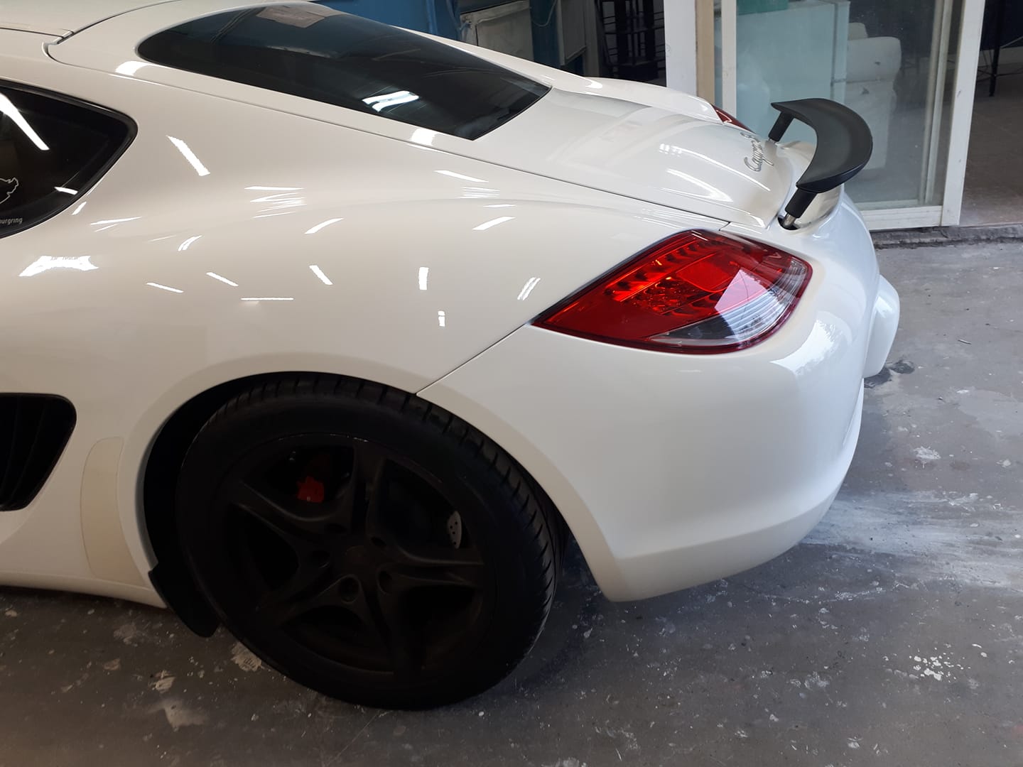 Masquage et préparation de carrosserie avant peinture dans un atelier à Vaudreuil-Dorion