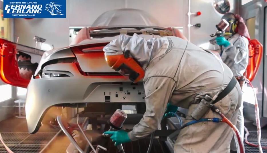 Nuancier de peinture utilisé par un carrossier en atelier à Victoriaville