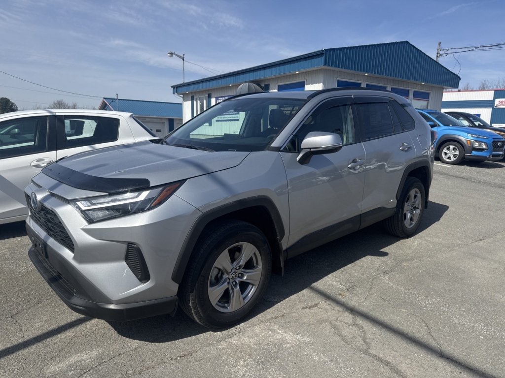 Panneaux et pare‑chocs en attente de réparation dans un atelier de carrosserie à Victoriaville 